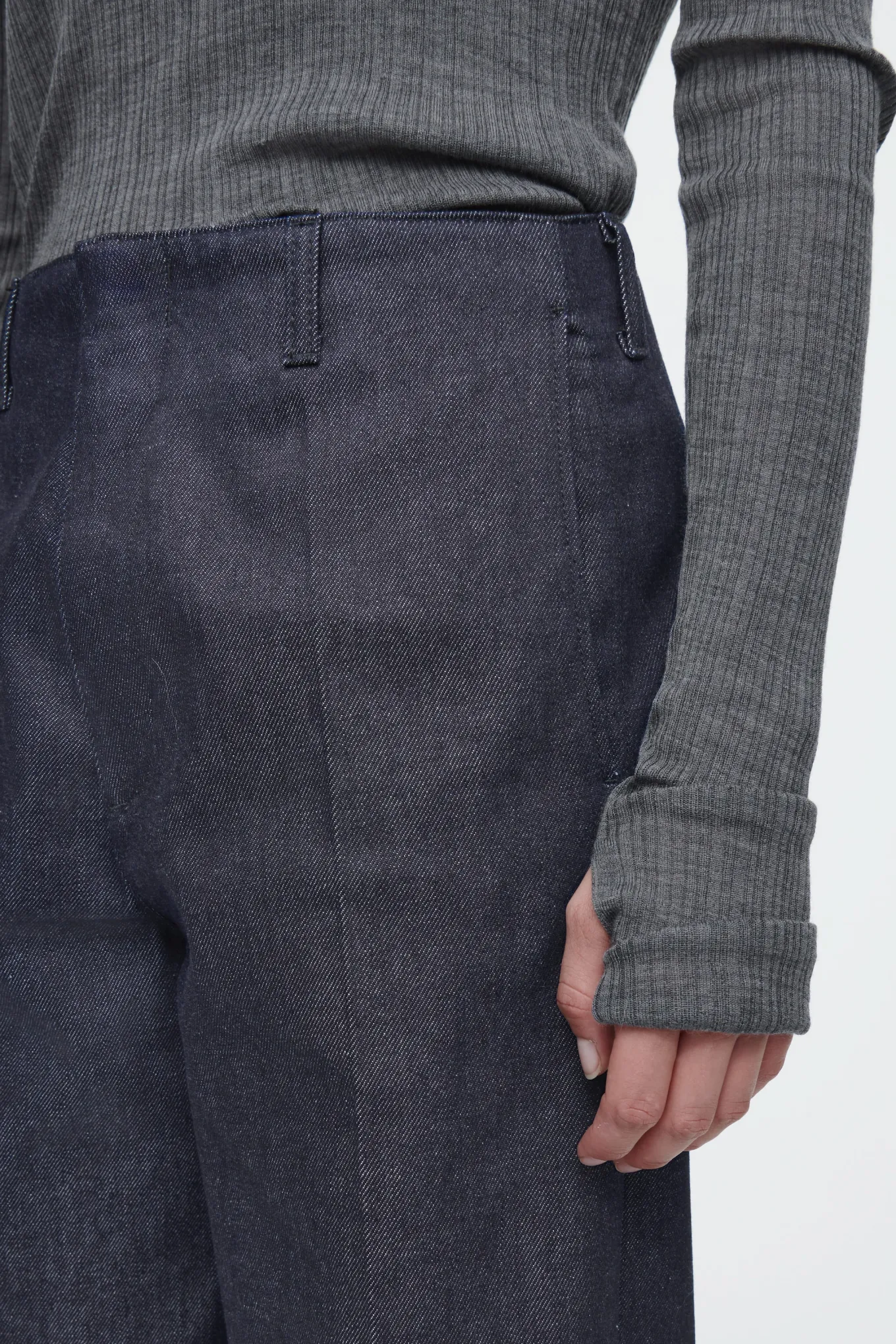 DIE JEANS AUS RAW DENIM MIT WEITEM BEIN-COS Cheap